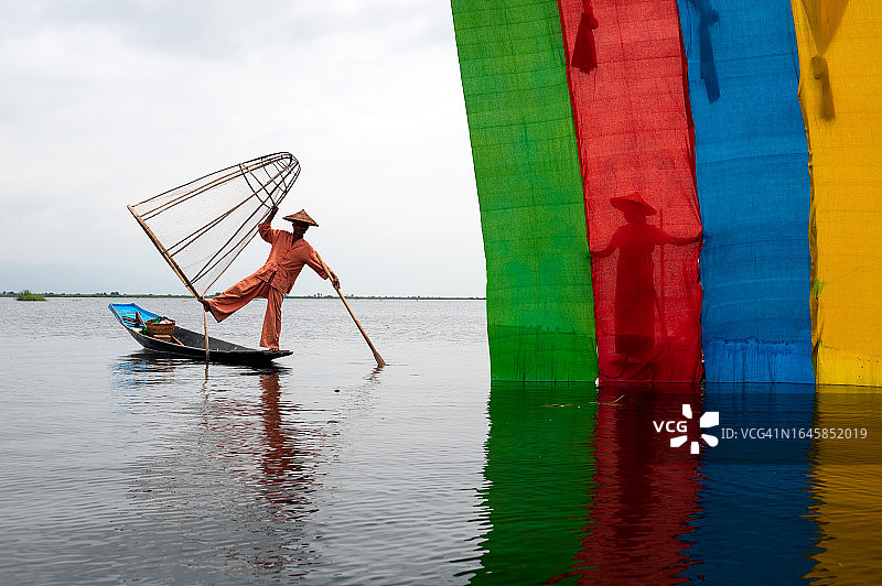 缅甸掸邦茵莱湖茵达族渔民的日落图片素材