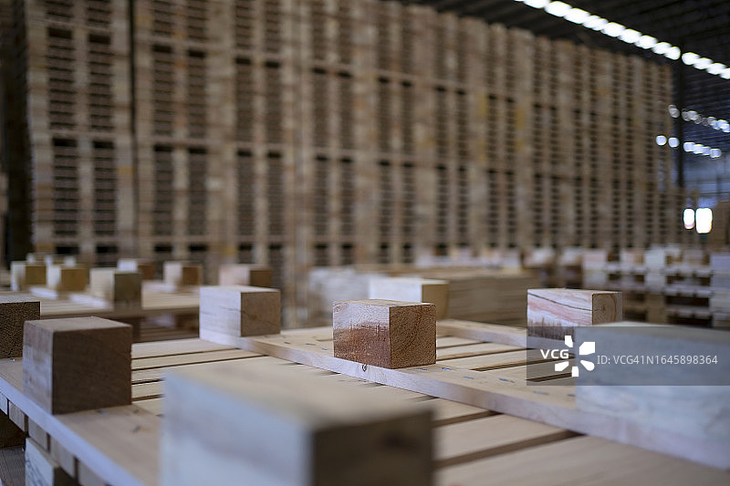 在木托盘厂工作的工人图片素材