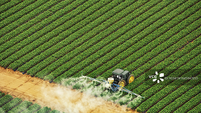 拖拉机喷洒肥料图片素材