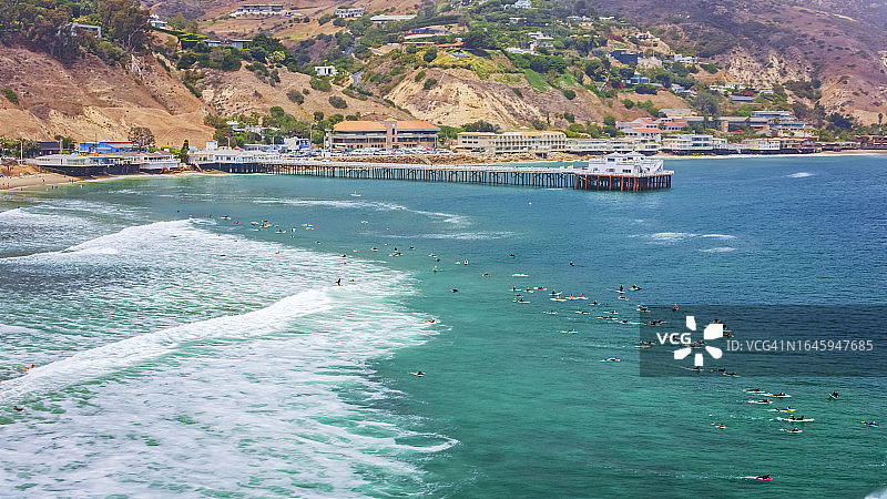 游客享受大海图片素材