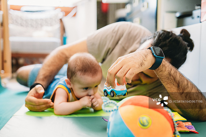 父亲在家和儿子玩耍图片素材