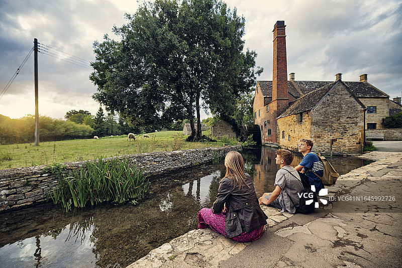 三个青少年在迷人的劳尔斯莱特村散步图片素材