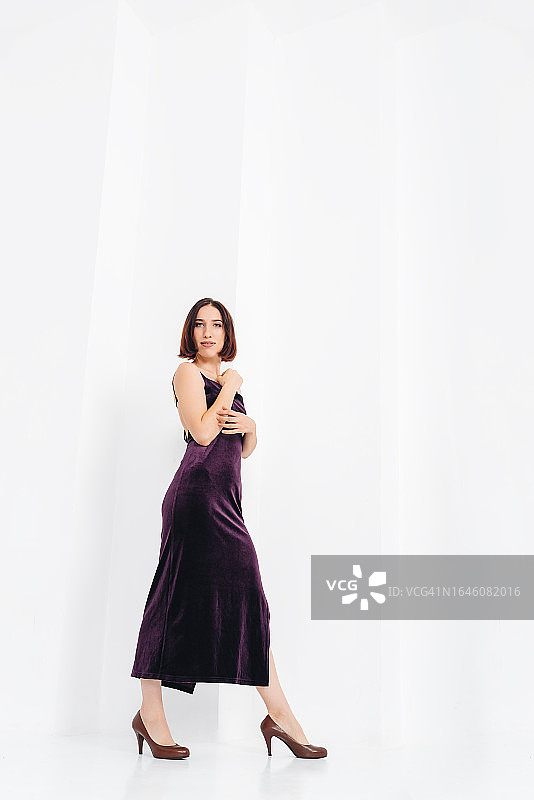 白色背景上的优雅长裙女人图片素材