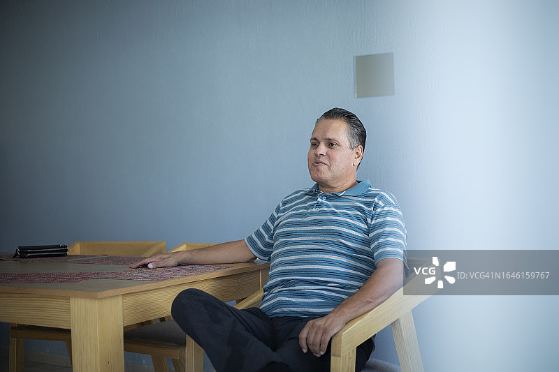 在家的男人肖像图片素材