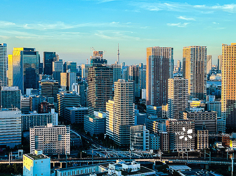 日落时分透过窗户看到的东京鸟瞰图图片素材