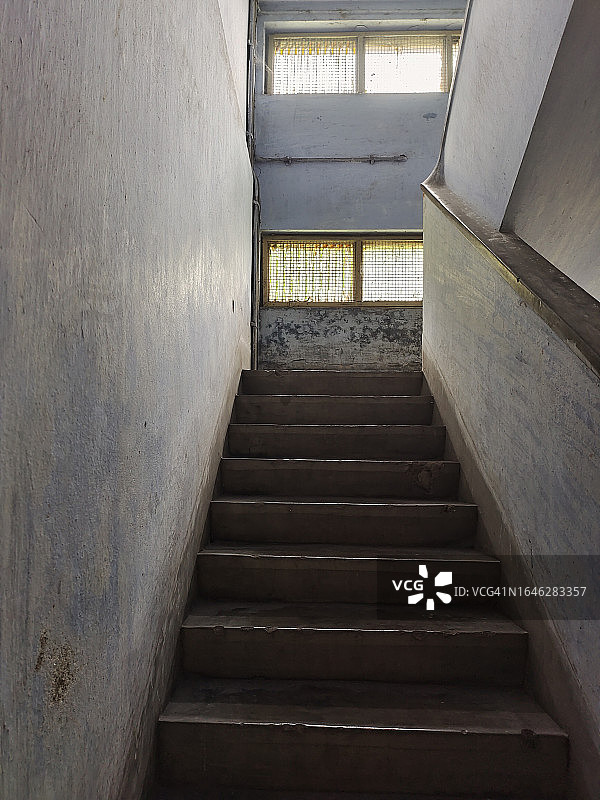 旧楼的楼梯图片素材