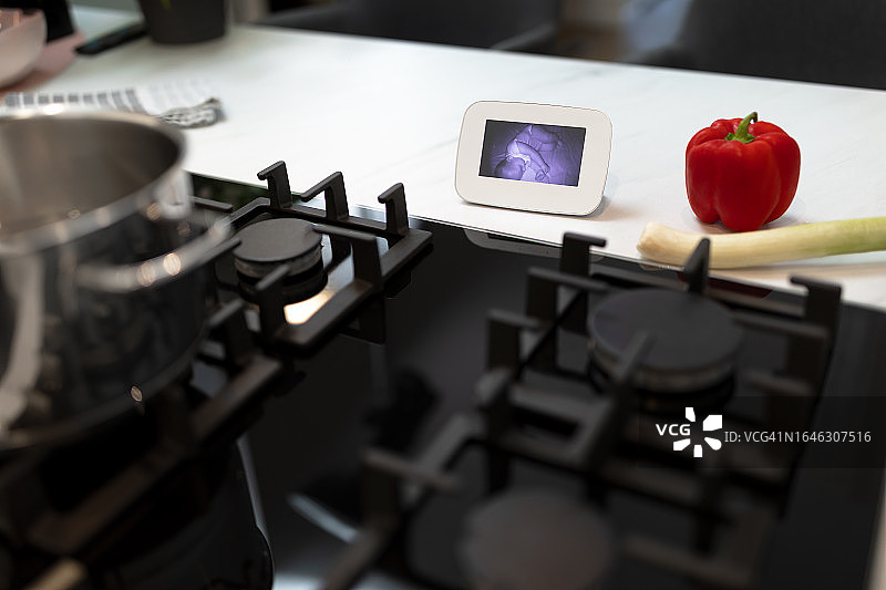 炉灶旁的婴儿监视器图片素材