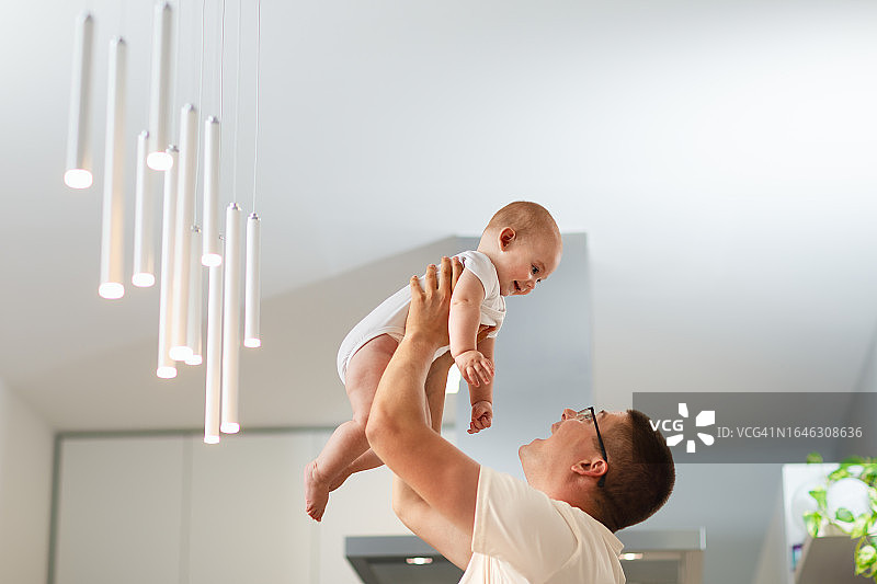 父亲和宝宝玩耍图片素材