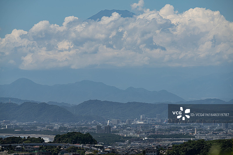 日本神奈川县富士山和住宅区的夏日云彩图片素材