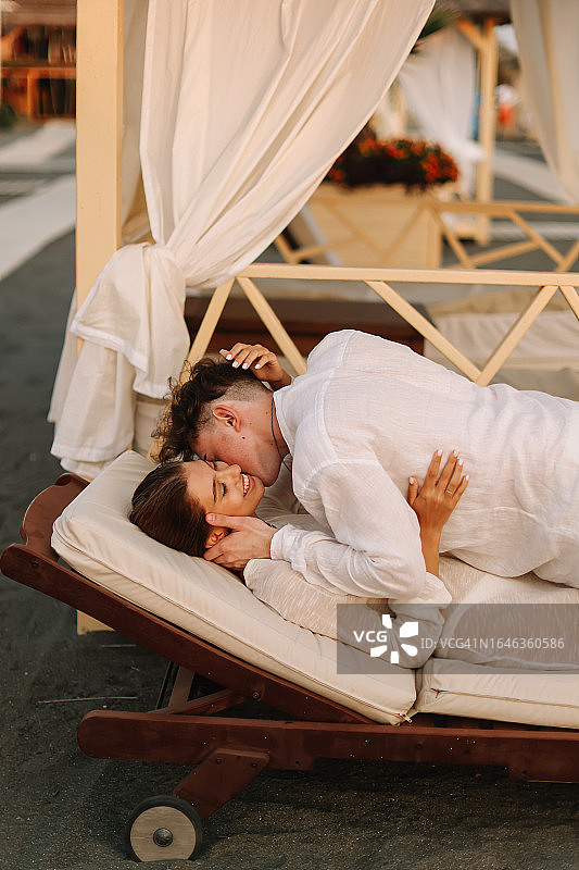 在海岛上享受浪漫蜜月的情侣图片素材