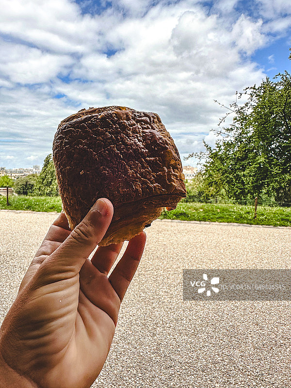 男人在公园里拿着一个巧克力面包的POV视角图片素材