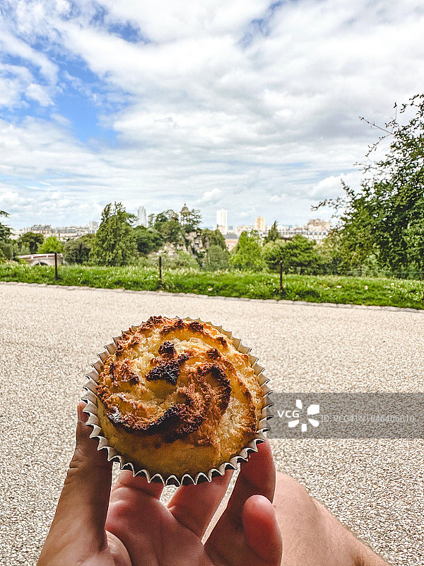 在公园里拿着甜点的男人的视角图片素材