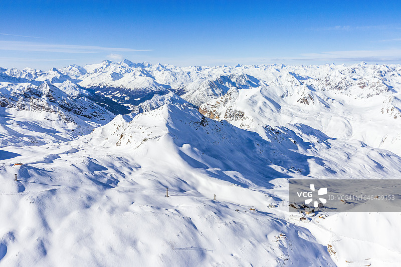 被白雪覆盖的斯泰尔维奥山口的壮丽航拍，意大利伦巴第瓦尔泰利纳松德里奥省博尔米奥图片素材