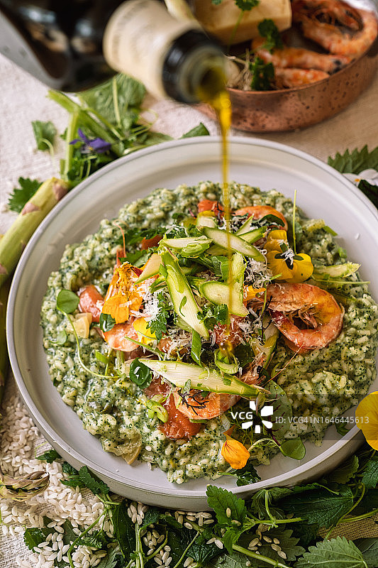 螯虾三文鱼和新鲜蔬菜烩饭图片素材