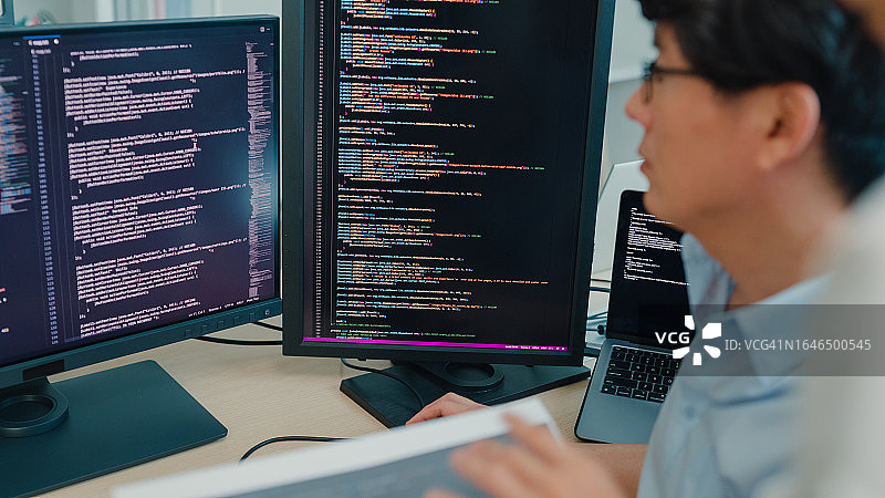 亚洲软件开发员在办公室使用电脑编写代码特写图片素材