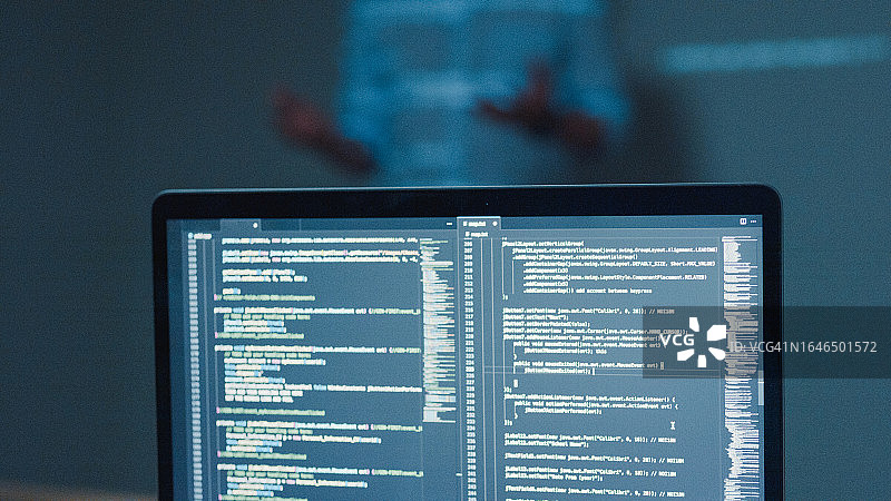 亚洲男程序员在办公室与团队分析源代码图片素材