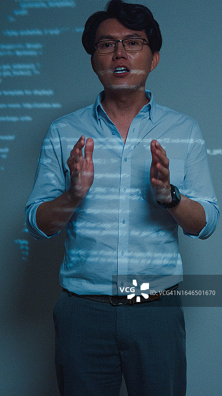 亚洲男程序员在办公室指导团队分析源代码（竖版）图片素材