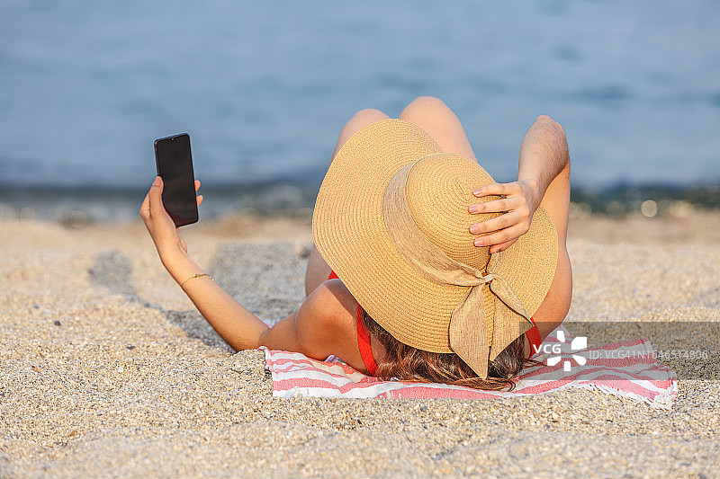 查看智能手机通知的匿名女子图片素材