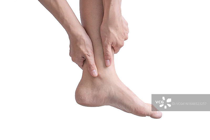 女性手扶脚踝，腿部疼痛，足部疼痛用红色突出显示图片素材