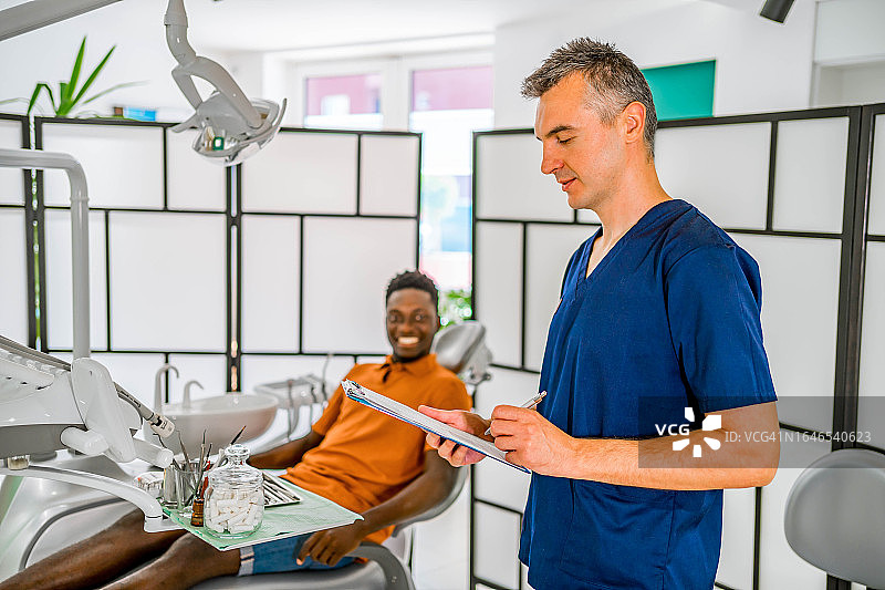 牙医在写字板上书写图片素材