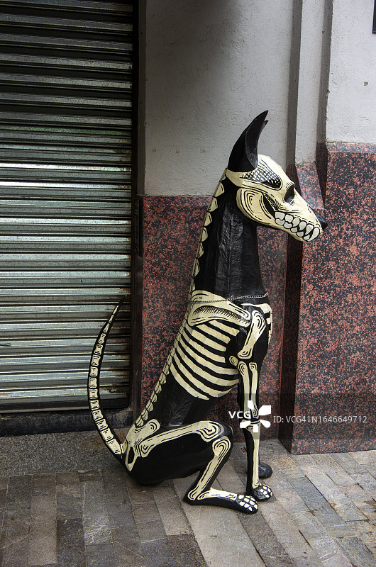 亡灵节纸塑装饰：阿兹特克人认为的灵魂引路犬—霍洛茨昆特利犬图片素材