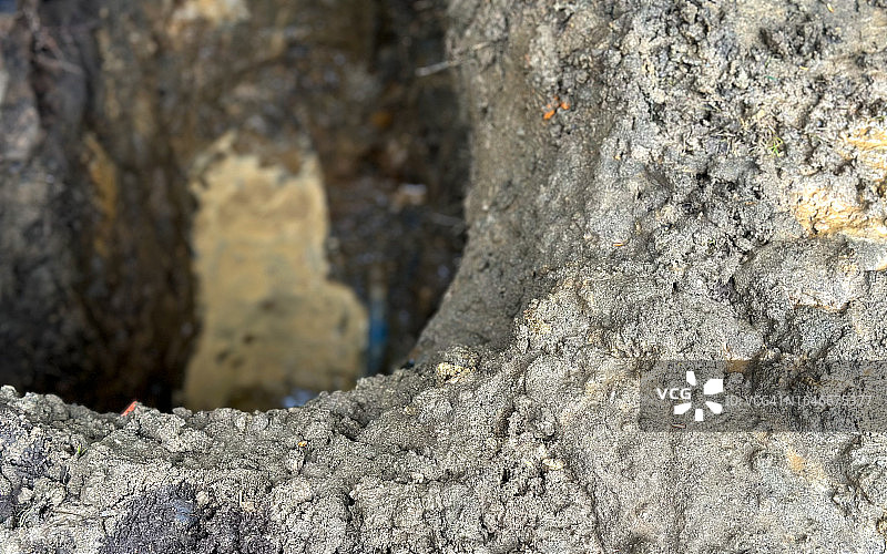 新挖的沟渠，露出管道和泥浆图片素材