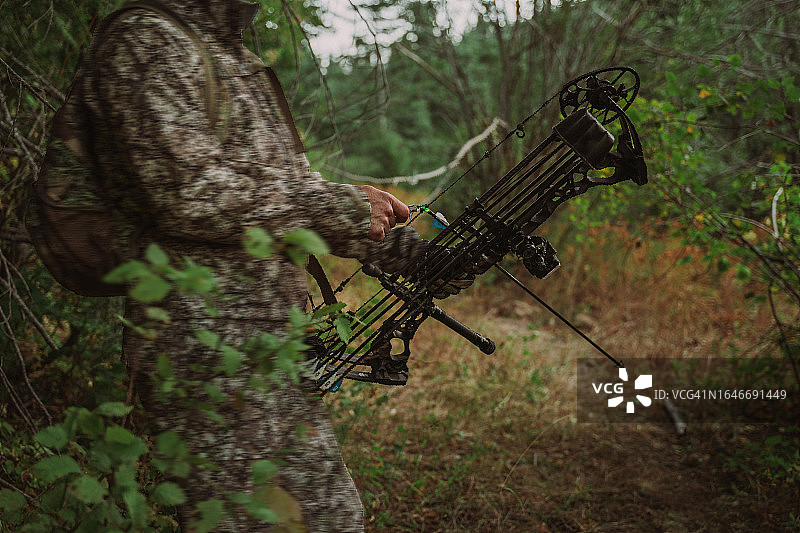 猎人携带十字弓的局部照片图片素材