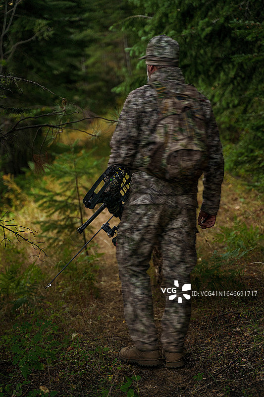 森林中远足的持弩猎人图片素材