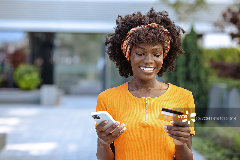 使用在线支付服务的非裔美国年轻女性图片素材