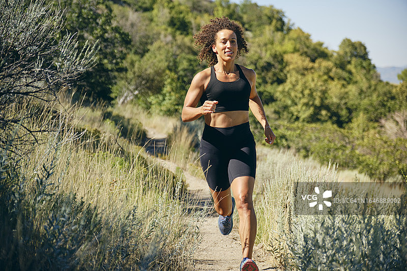 在美国犹他州的 trail 小路上跑步的女人图片素材
