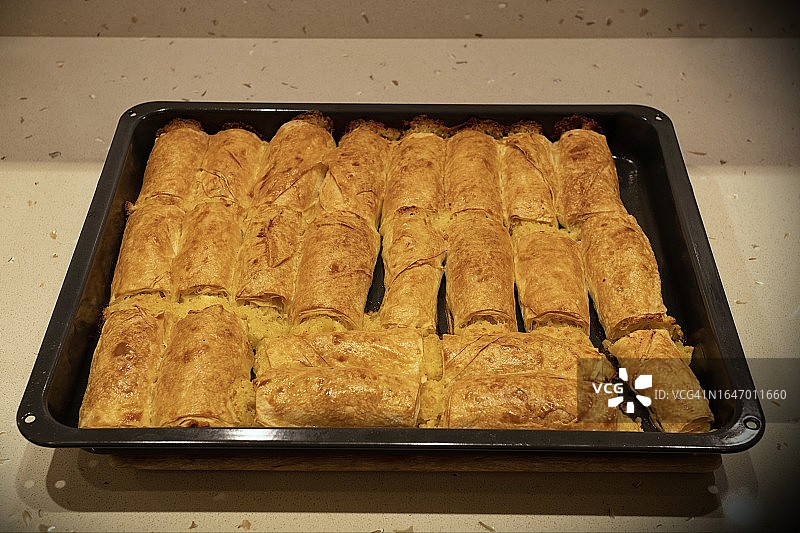 烹饪锅中自制馅饼的高角度视图图片素材