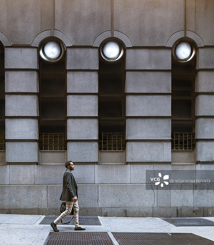 在华尔街赶往办公室的商人图片素材