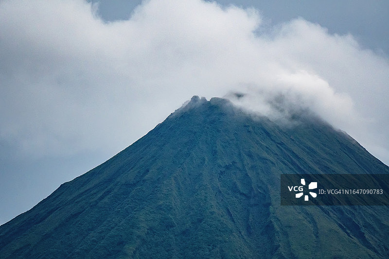 阴天时阿雷纳火山顶峰的特写图片素材
