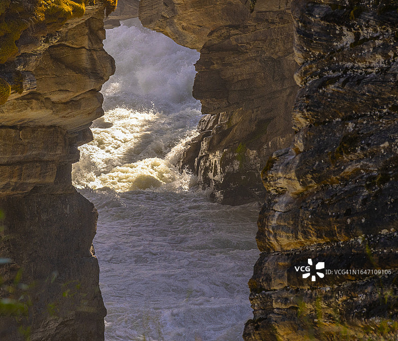 奔腾在峡谷中的阿萨巴斯卡河图片素材