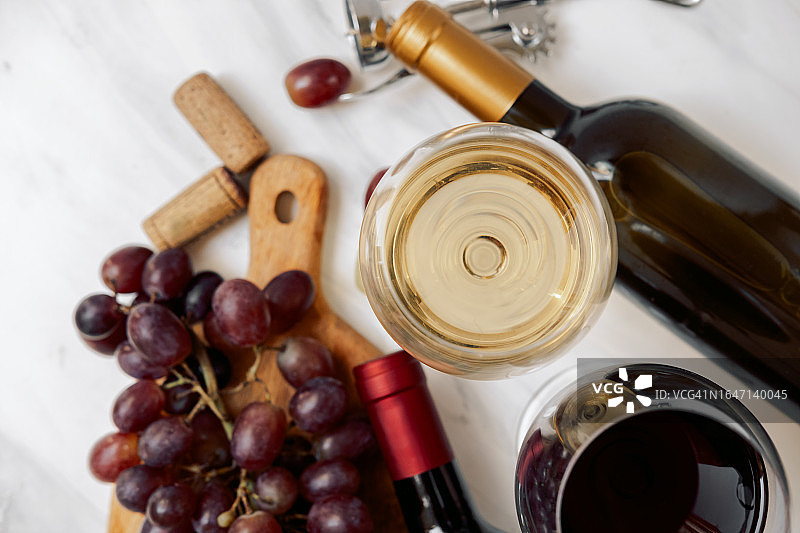 葡萄酒杯酒瓶和葡萄图片素材