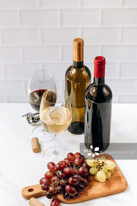 葡萄酒杯酒瓶和葡萄图片素材