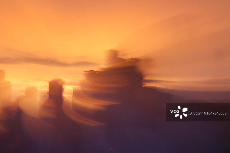 星空投影：日落维度的广阔城市景观图片素材