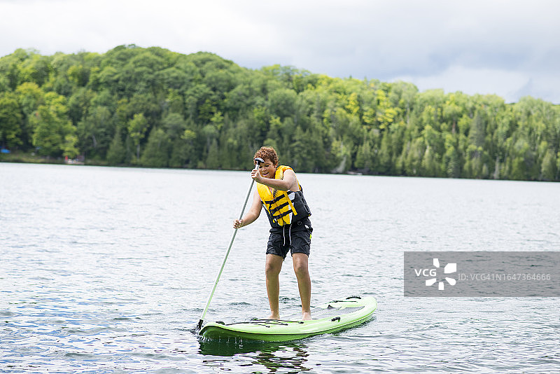 在湖边玩耍的男孩图片素材