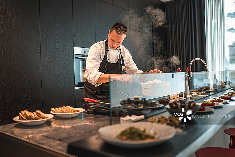 厨师为单身派对准备晚餐图片素材