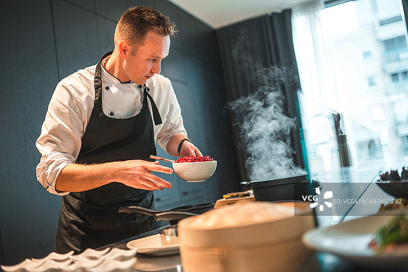 白人厨师为单身女子庆祝活动制作美食图片素材