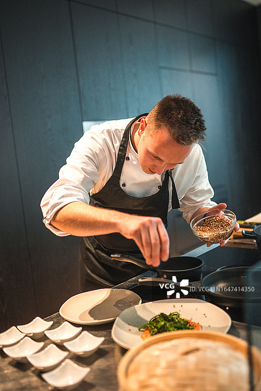 敬业的年轻厨师为活动准备美食图片素材