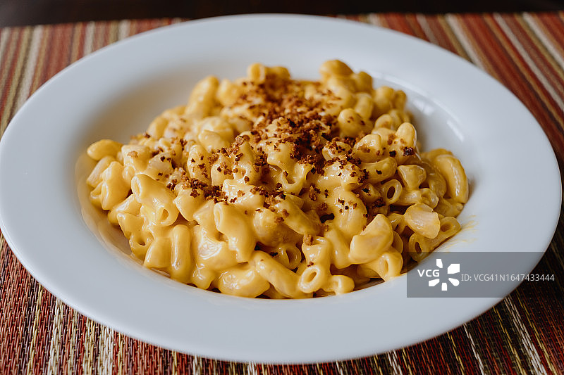 加面包屑的奶酪通心粉图片素材