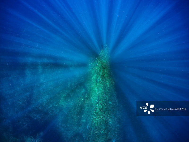 美丽的蓝色海洋落差，光芒和鲷鱼群。日本静冈县伊豆半岛图片素材