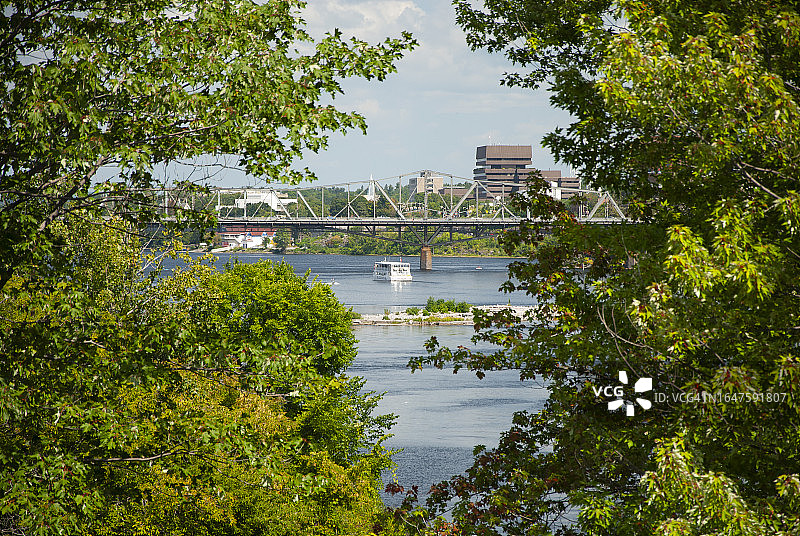 加拿大渥太华河上的游船图片素材