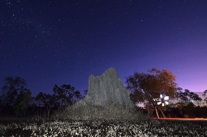 夜晚大型白蚁丘的景色图片素材
