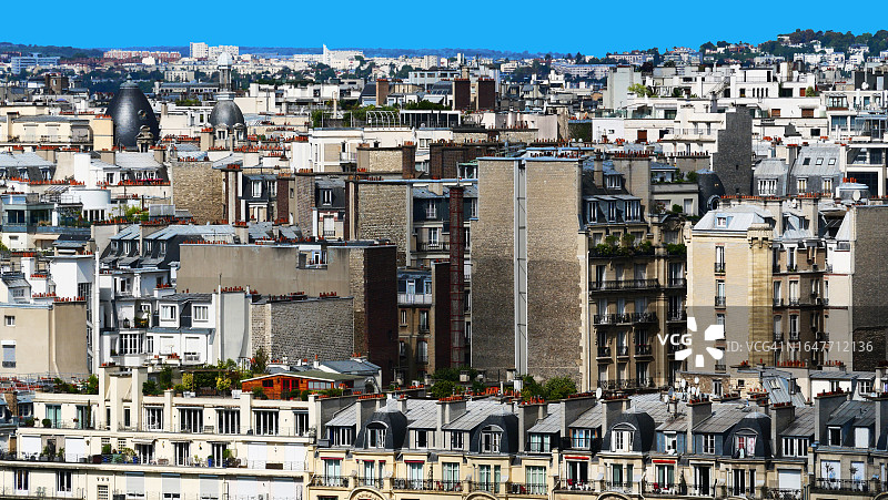 法国巴黎的奥斯曼建筑，阳台和露台，典型的锌屋顶和风化的砖墙山墙的广阔景色图片素材