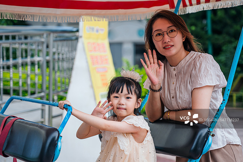 亚洲母女坐在观光三轮车上图片素材