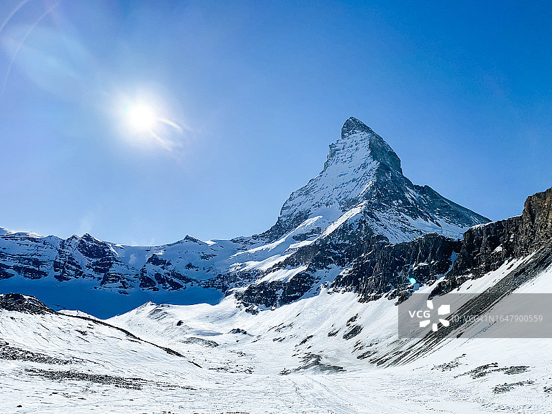 冬季瑞士采尔马特镇的马特宏峰图片素材