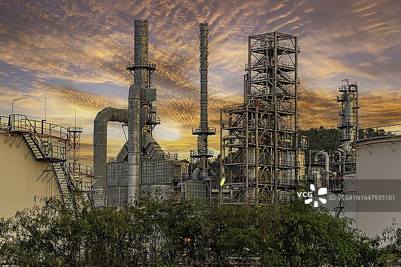 炼油厂的石油和天然气工业区设备及工业管道特写图片素材