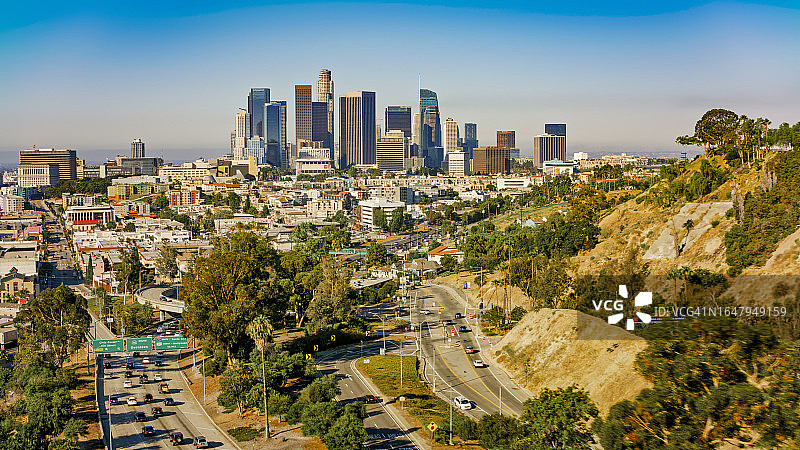 街道上的行驶车辆图片素材